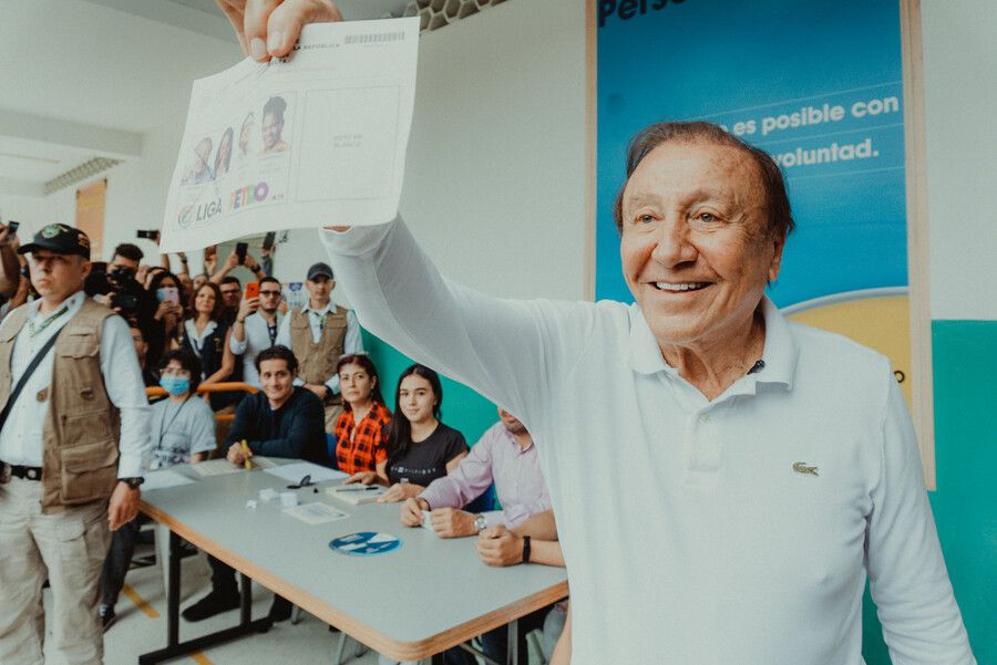 Rodolfo Hernández vota en Bucaramanga
