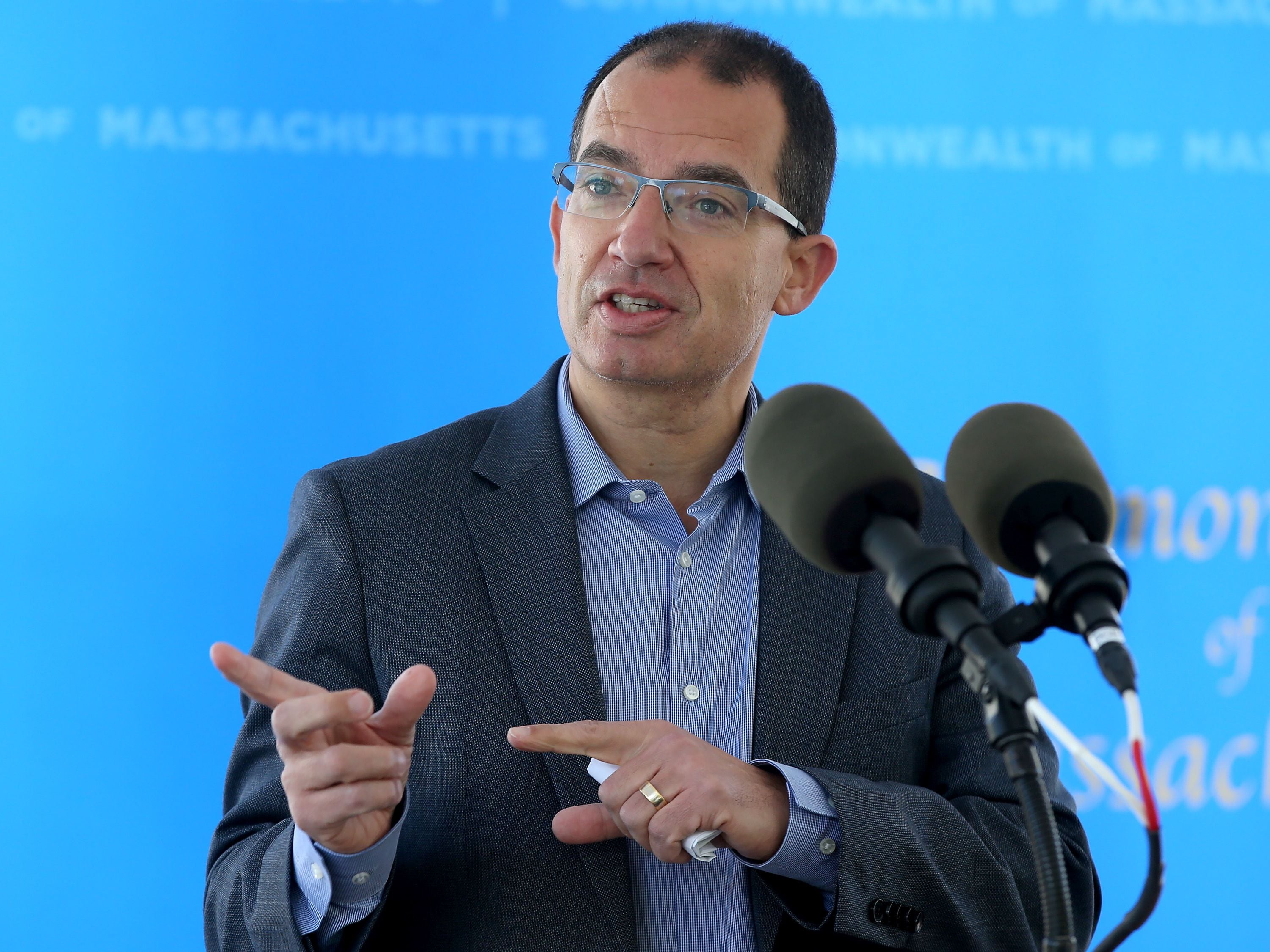 El director ejecutivo de Moderna, Stéphane Bancel, dijo que la efectividad de la vacuna probablemente será menor contra la nueva variante (EFE)