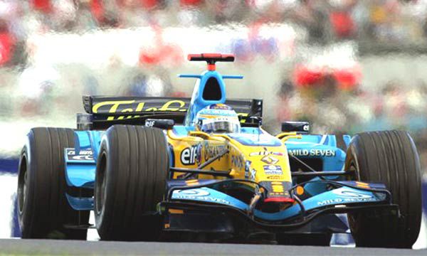 Imagen de archivo de Fernando Alonso pilotando el Renault con el que se proclamó campeón del mundo (AP).