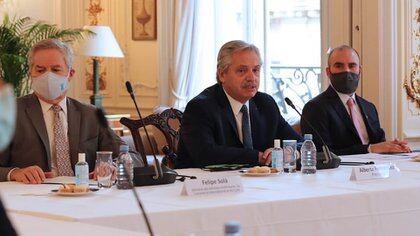 Alberto Fernández en la reunión con los empresarios en la embajada argentina en Francia después de sus declaraciones sobre el conflicto entre Israel y Palestina. Junto al Presidente están Felipe Solá y Martín Guzmán. 