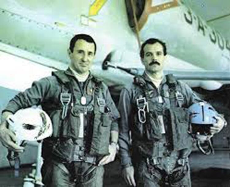 Alberto Philippi y José César Arca. Ambos, junto con Marcelo Márquez, integraban 1ª sección de la 3a Escuadrilla Aeronaval de Caza y Ataque 