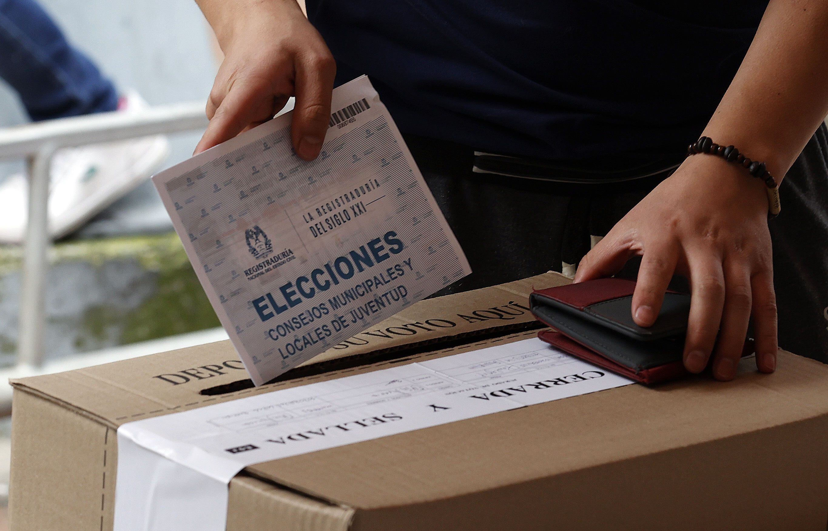 Elecciones regionales: Gobierno se pronunció sobre el ingreso de teléfonos móviles a las urnas - crédito Mauricio Dueñas Castañeda / EFE 