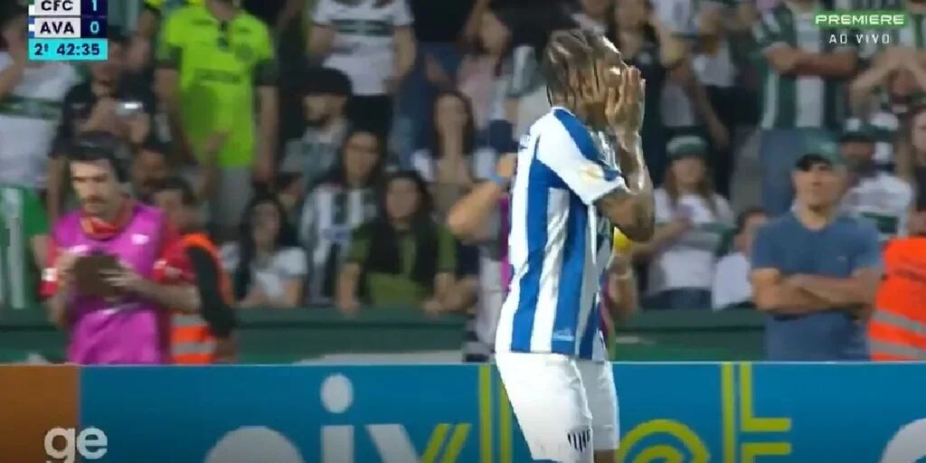 Paolo Guerrero falló increíble gol y Avaí FC perdió 1-0 ante Coritiba: el balón chocó en el poste