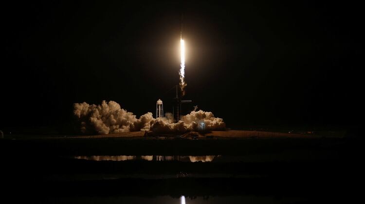 El Falcon 9 de SpaceX, rumbo al espacio (REUTERS/Mike Blake)