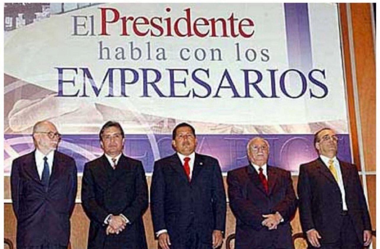 Gustavo Petro fue comparado con Hugo Chávez por reunirse con empresarios - crédito @IvanDuque/X