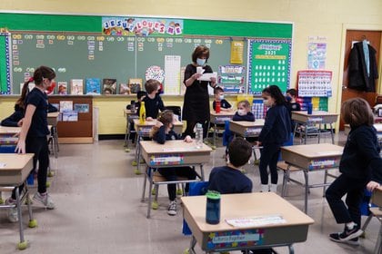 Un profesor llama por su nombre a los escolares para que recojan un hisopo y se hagan la prueba del COVID-19 en Boston (REUTERS/Allison Dinner)