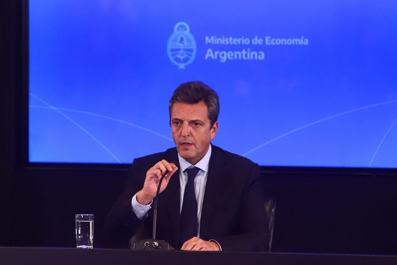El ministro de Economía argentino, Sergio Massa, habla en conferencia de prensa en Buenos Aires.