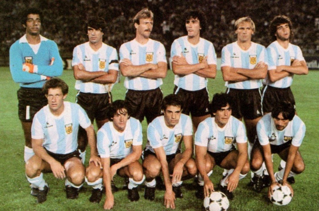 Formación de la selección argentina: Van Tuyne, entre los jugadores de pie. Maradona, en la línea baja