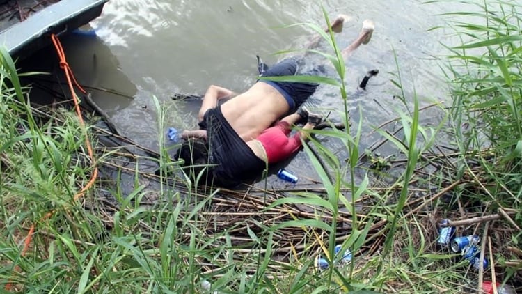 Una bebÃ© y su padre, ambos de El Salvador, murieron ahogados al intentar cruzar el RÃ­o Bravo (Foto: EFE)