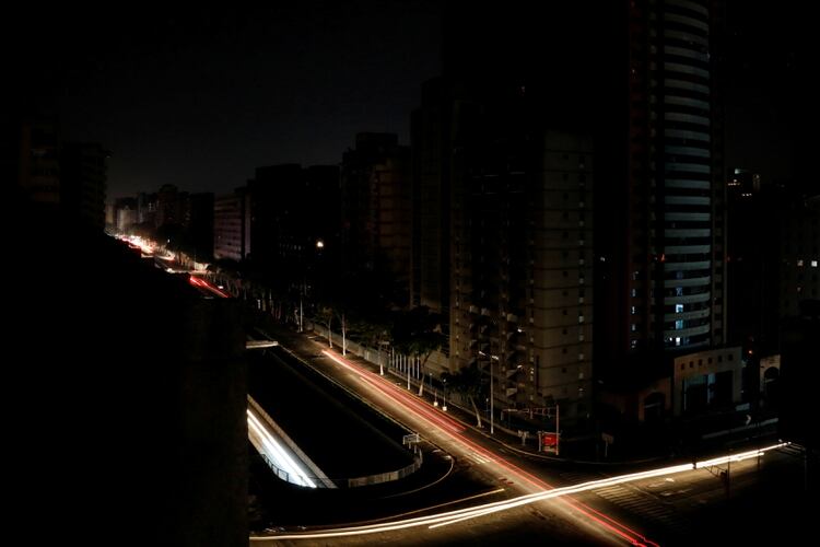 Las luces de los autos, las Ãºnicas de la ciudad (REUTERS/Carlos Jasso)