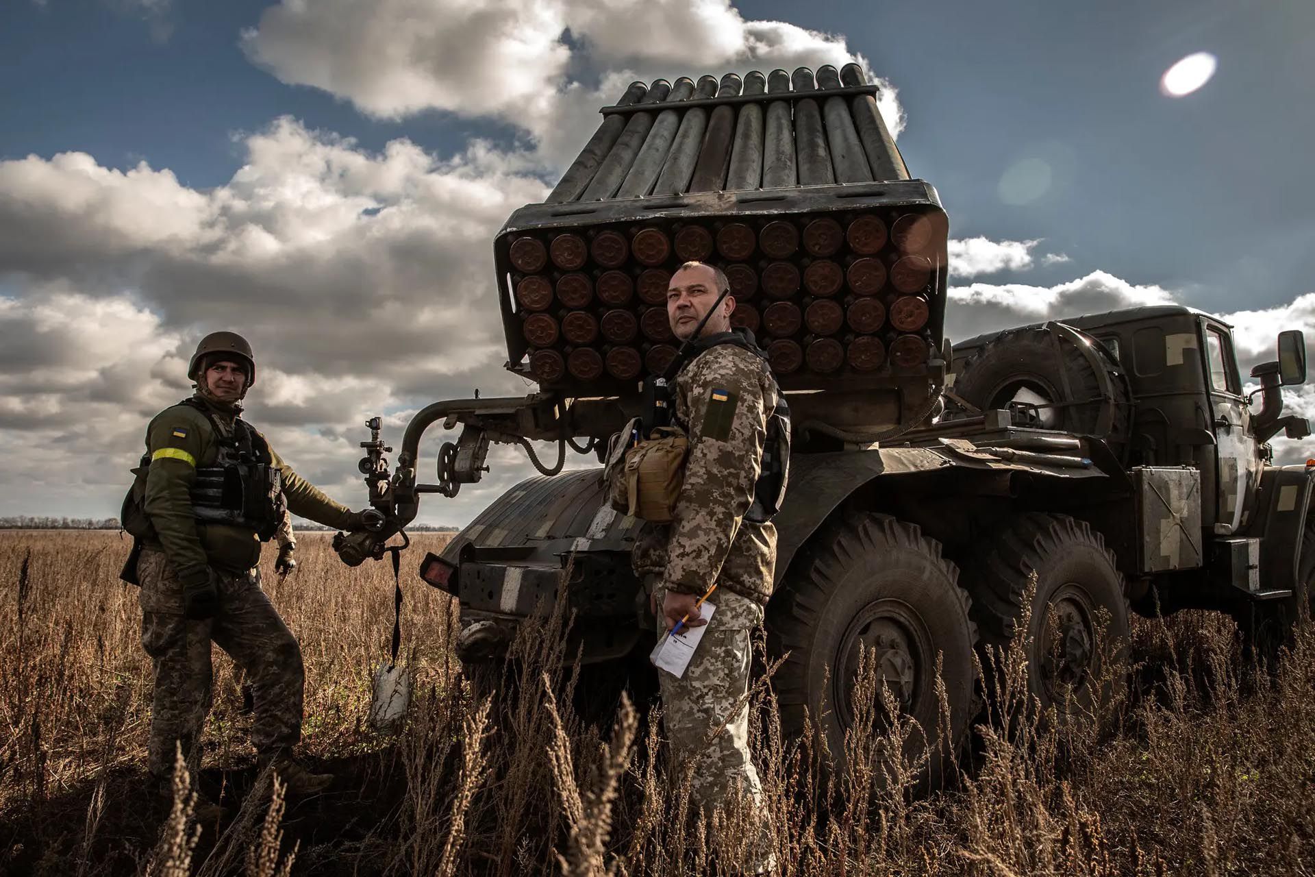 Soldados ucranianos con un vehículo lanzacohetes múltiple cerca de Nicolaiev (Finbarr O'Reilly/The New York Times)