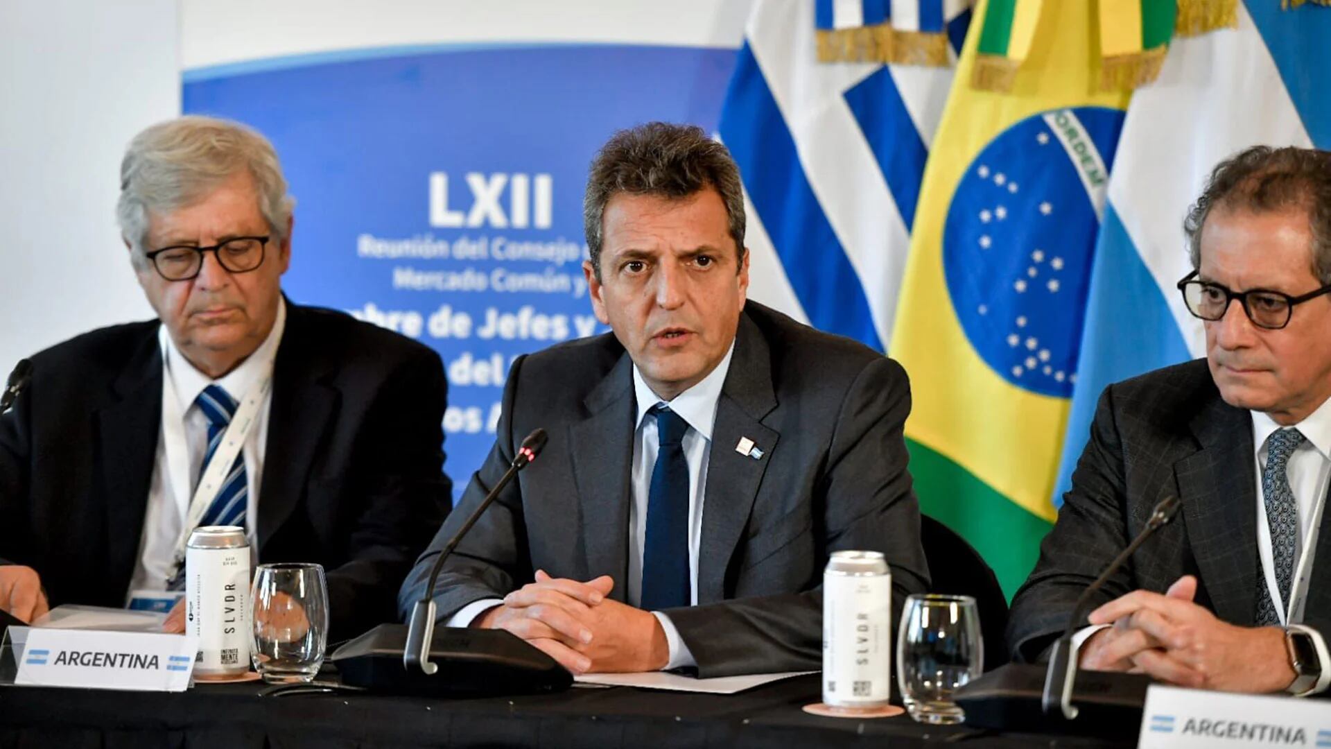 Sergio Massa - flanqueado por el viceministro Gabriel Rubistein y el titular del Banco Central, Miguel Pesce- durante su participación en la cumbre del Mercosur