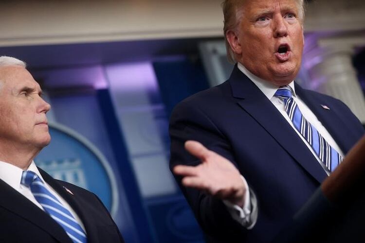 El presidente de Estados Unidos, Donald Trump, junto al vicepresidente, Mike Pence, dirige la sesión informativa diaria de respuesta al coronavirus en la Casa Blanca, en Washington. 23 de marzo de 2020. REUTERS/Jonathan Ernst.