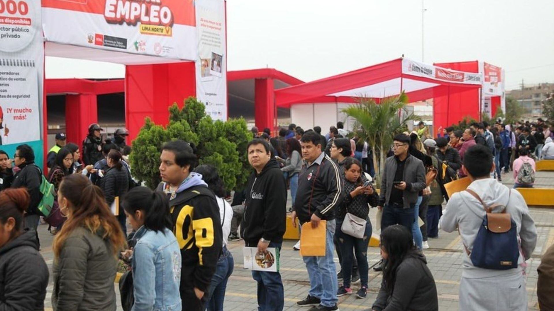 Jóvenes haciendo cola en una feria de empleo en Lima.