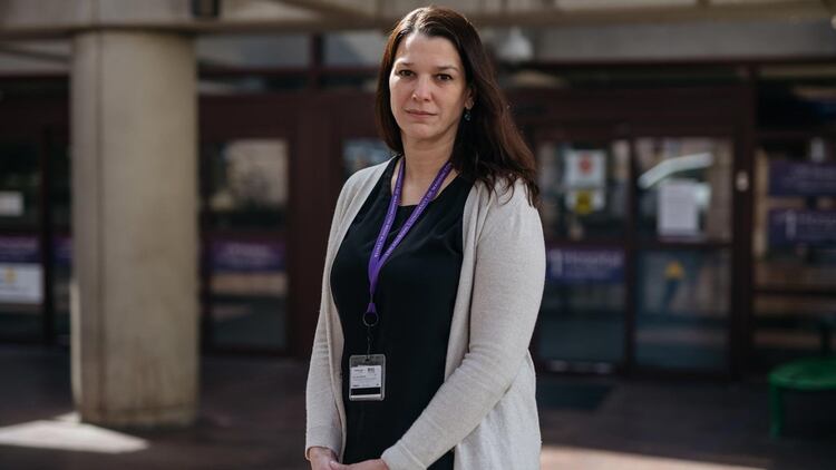 Laura Evans, quien trabaja con líderes de la salud en el estado de Washington para dilucidar cómo implementar los planes de triaje, en el Centro Médico de la Universidad de Washington en Seattle (foto: Grant Hindsley/The New York Times)