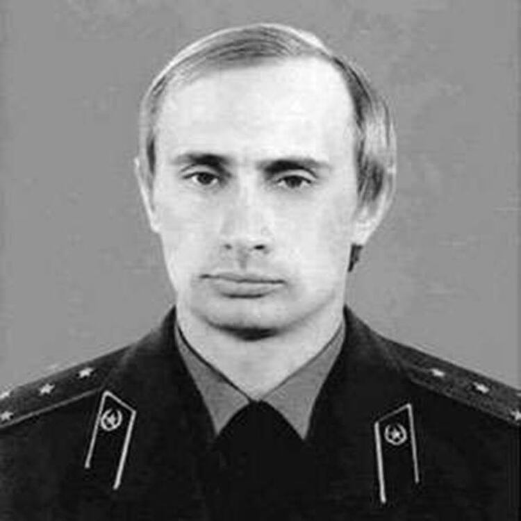 Vladimir Putin en su juventud como agente de la KGB
