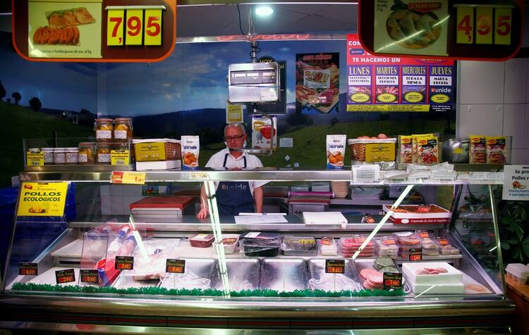 Un trabajador en un supermercado casi vacío en Madrid (REUTERS/Javier Barbancho)