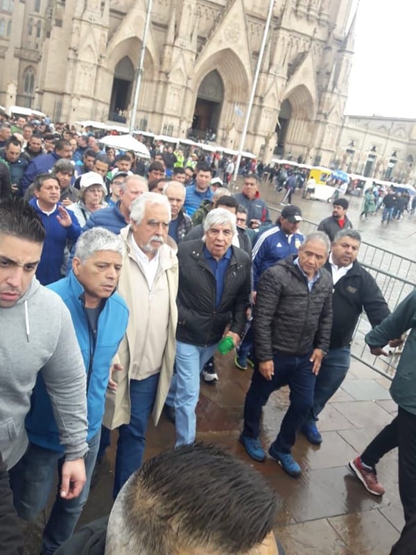 El lÃ­der de Camioneros llega a la BasÃ­lica de LujÃ¡n para participar de la misa por â??Paz, pan y trabajoâ?