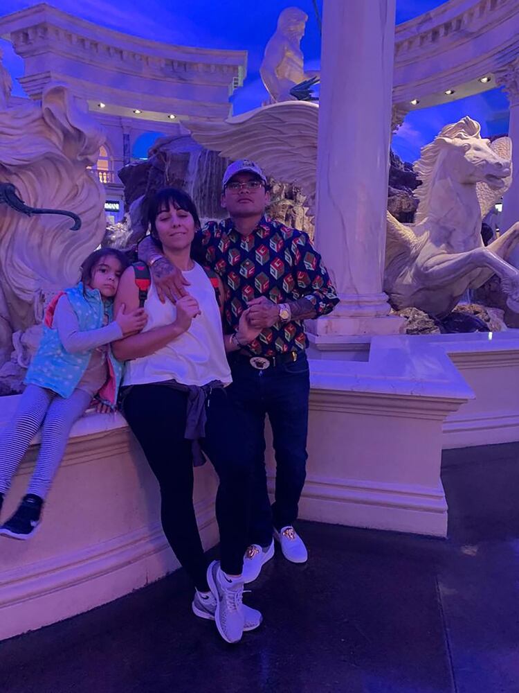 El “Chino” junto a su señora e hija, de paseo por el Caesars Palace de Las Vegas
