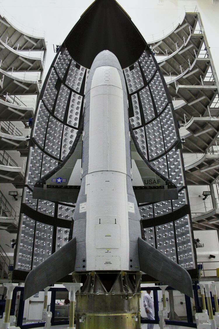 Un Boieng X-37B, el avanzado nuevo vehículo espacial estadounidense (US Air Force)