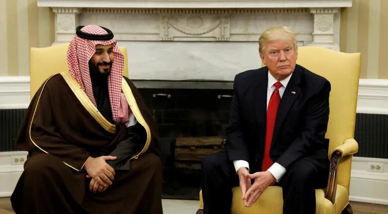 El presidente estadounidense Donald Trump y Mohammed bin Salman en el Salón Oval de la Casa Blanca durante un encuentro en Washington en marzo (Reuters)