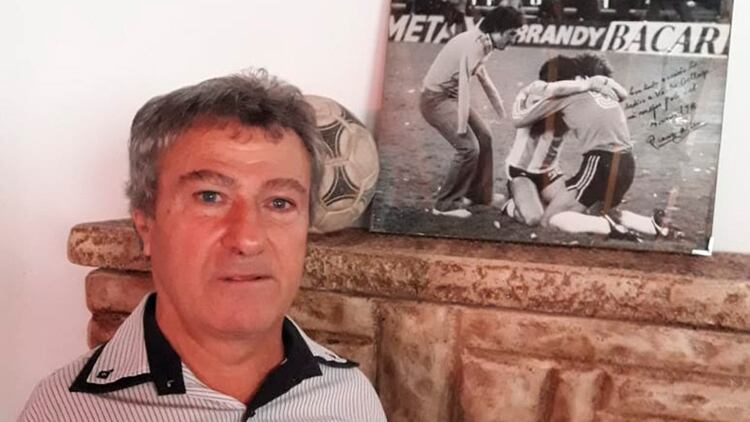 Víctor con recuerdos del Mundial 78. El balón Tango y la foto autografiada por don Ricardo Alfieri. 