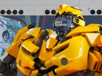 Una escultura del robot Bumblebee usando cubrebocas, perteneciente a la franquicia deTransformers, se ubica en el Children's Museum de Indianápolis, Estados Unidos.  (Foto: Barbara J. Perenic/Columbus Dispatch-USA TODAY Sports) 