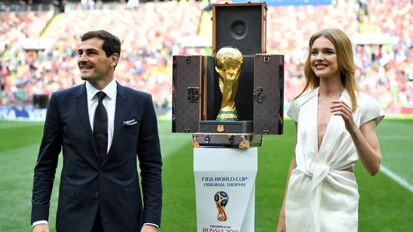 Iker Casillas y Natalia Vodianova apertura Mundial (Photo by Michael Regan â€“ FIFA/FIFA via Getty Images)