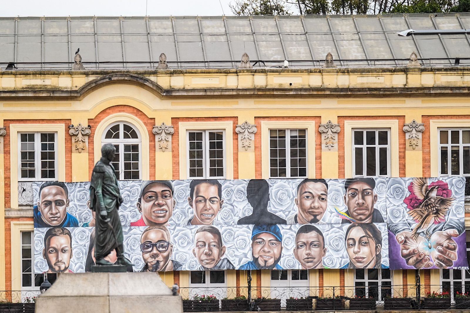 Imágenes de las víctimas del paro nacional fueron reunidas en un mural revelado por la alcaldía de Bogotá. Foto: Cortesía