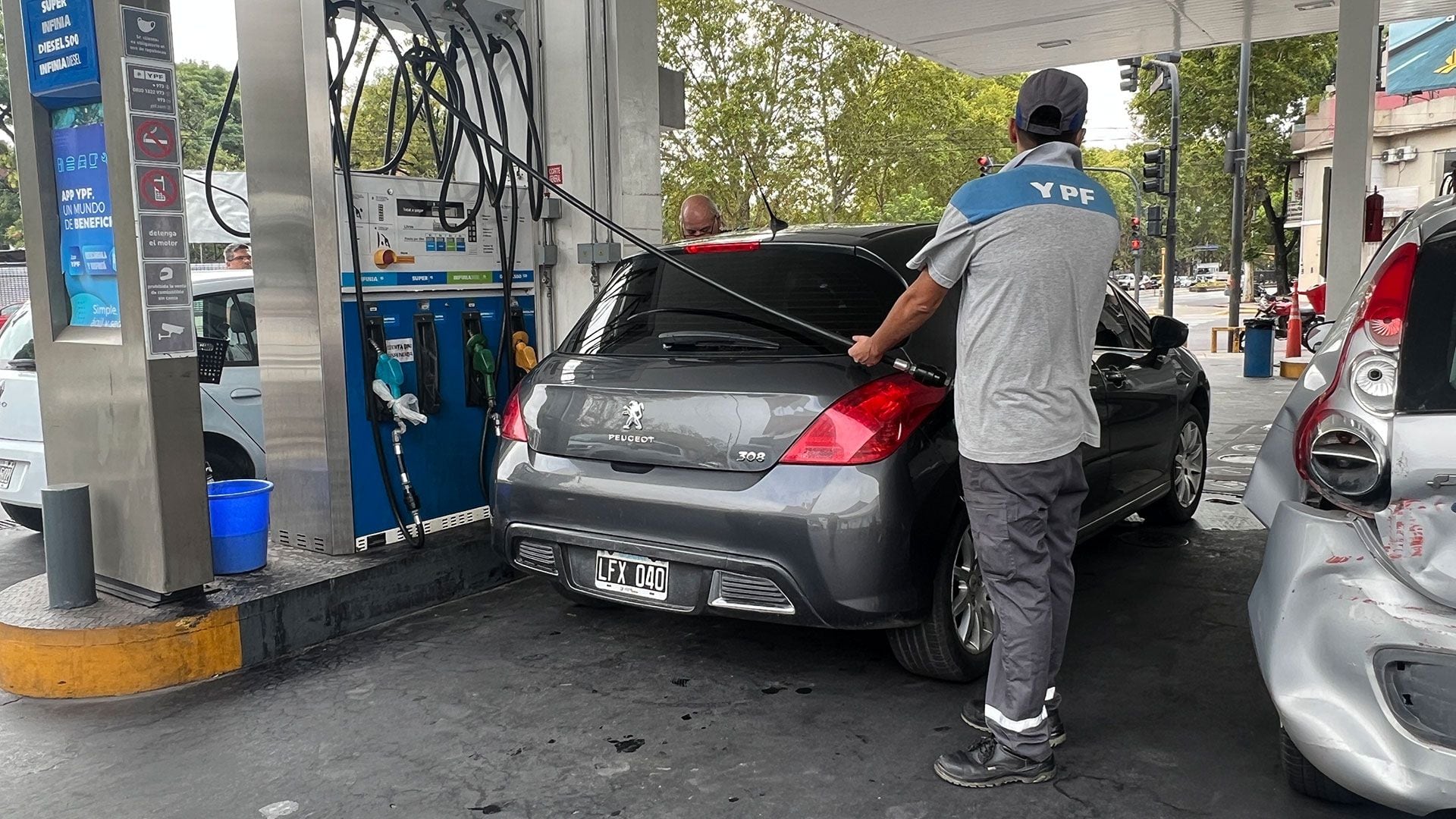 Las estaciones de servicio mantienen sus precios congelados hasta noviembre. (Gastón Taylor)