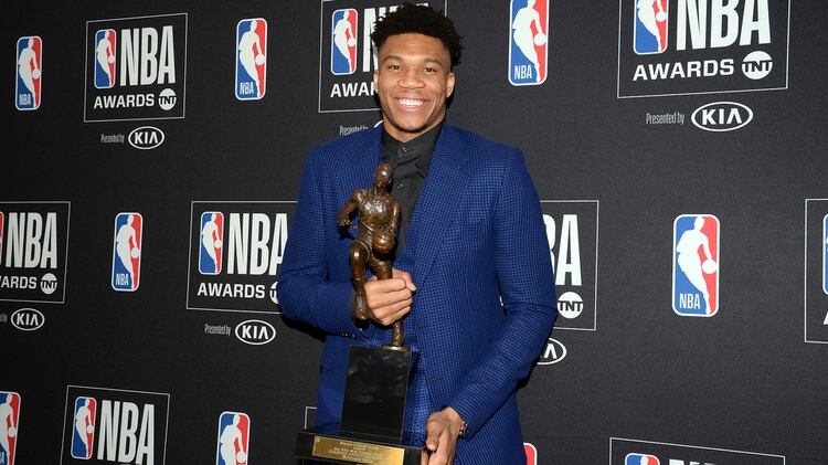 Giannis Antetokounmpo posa con el premio a MVP de la NBA (USA TODAY Sports)