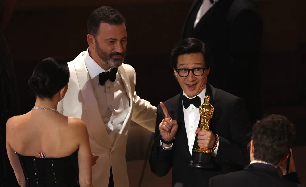  Su primer gran momento fue cuando el actor Jonathan Ke Quan ganó en su categoría de Mejor actor de Reparto, subió al es 