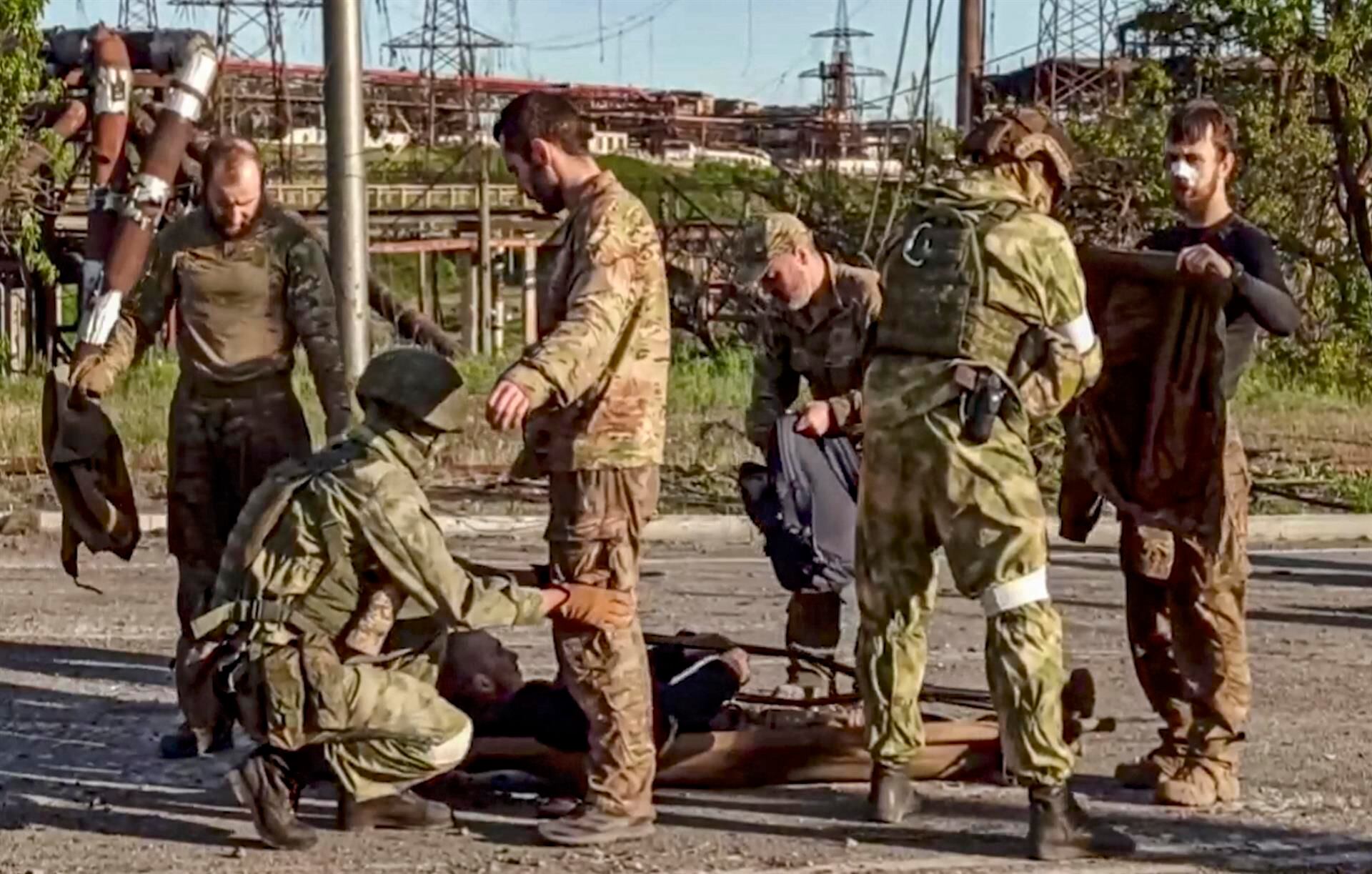 Soldados ucranianos se rinden en la acería de Azovstal, Mariupol.