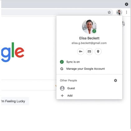 Las opciones de gestión de contraseñas se encuentran tanto en los Ajustes de Chrome como en el atajo con forma de llave que aparece bajo el perfil de usuario de la cuenta de Google
