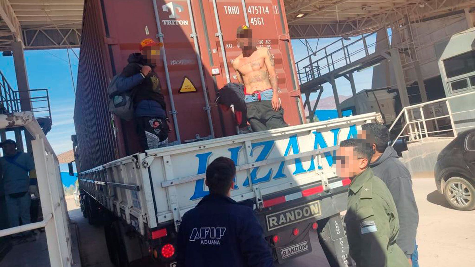 aduana-detectó-el-ingreso-ilegal-de-ciudadanos-colombianos-ocultos-en-camión-de-importación-desde-chile