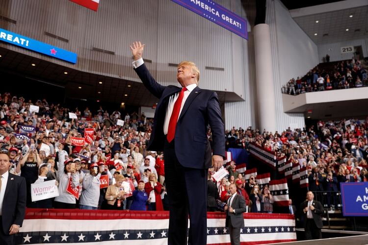 Donald Trump saluda a su público antes de pronunciar unas palabras durante un acto de campaña en Bossier City, el 14 de noviembre de 2019 (REUTERS/Tom Brenner)