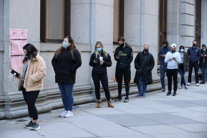 Gente esperando para votar en Filadelfia.  REUTERS / Jonathan Ernst
