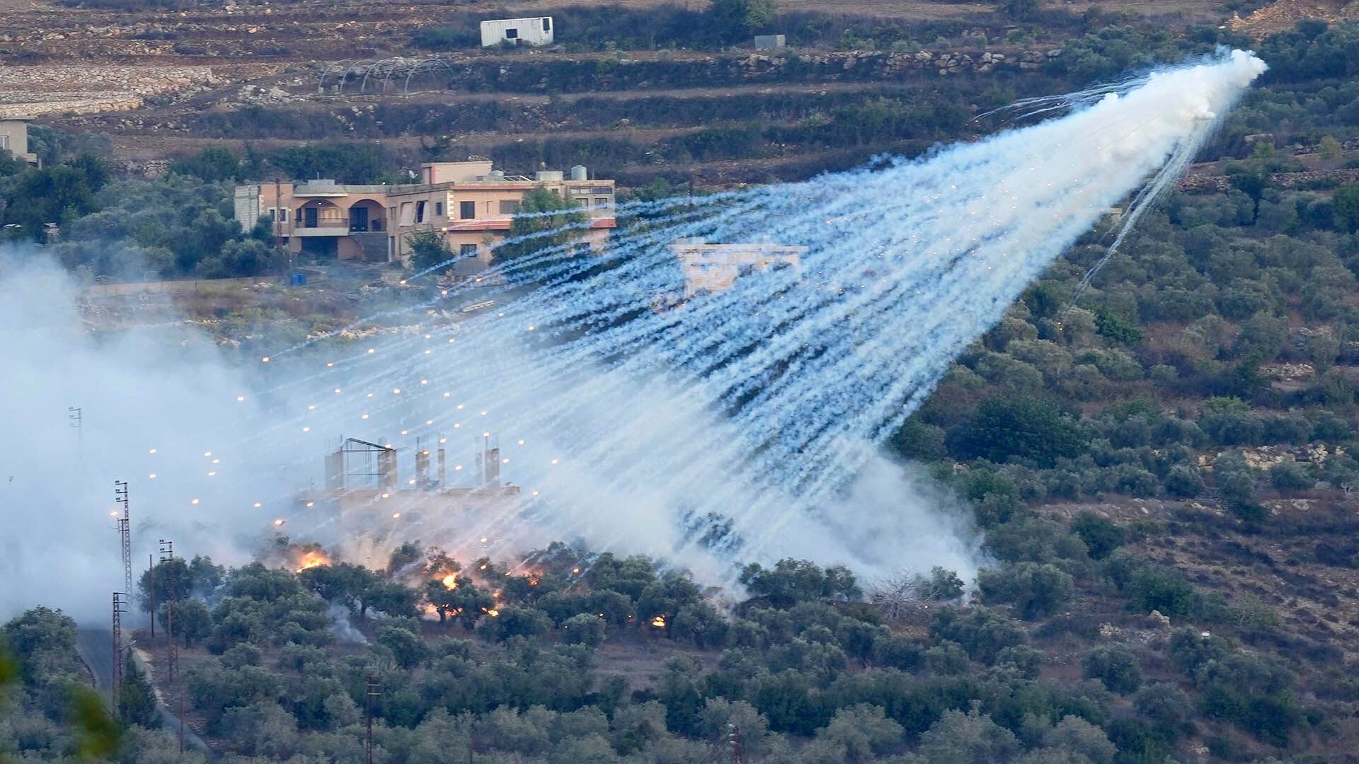 Un proyectil de artillería israelí explota sobre una casa en al-Bustan, una aldea fronteriza libanesa con Israel, en el sur del Líbano (Foto AP/Hussein Malla)