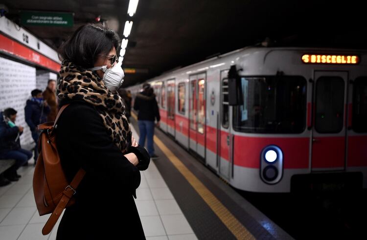 Una mujer con barbijo en el subte de Milán (REUTERS/Flavio Lo Scalzo)