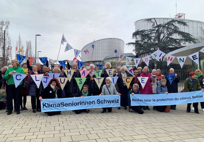 Un grupo de la asociación Senior Women for Climate Protection sostiene pancartas frente al Tribunal Europeo de Derechos Humanos en Estrasburgo, Francia, 29 de marzo de 2023. REUTERS/Emma Farge