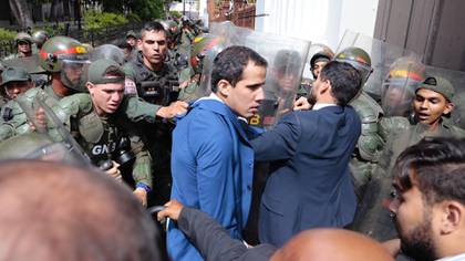 El pasado 5 de enero la dictadura chavista impidió violentamente el ingreso de Guaidó al Parlamento para tomar juramento (Ntn24)