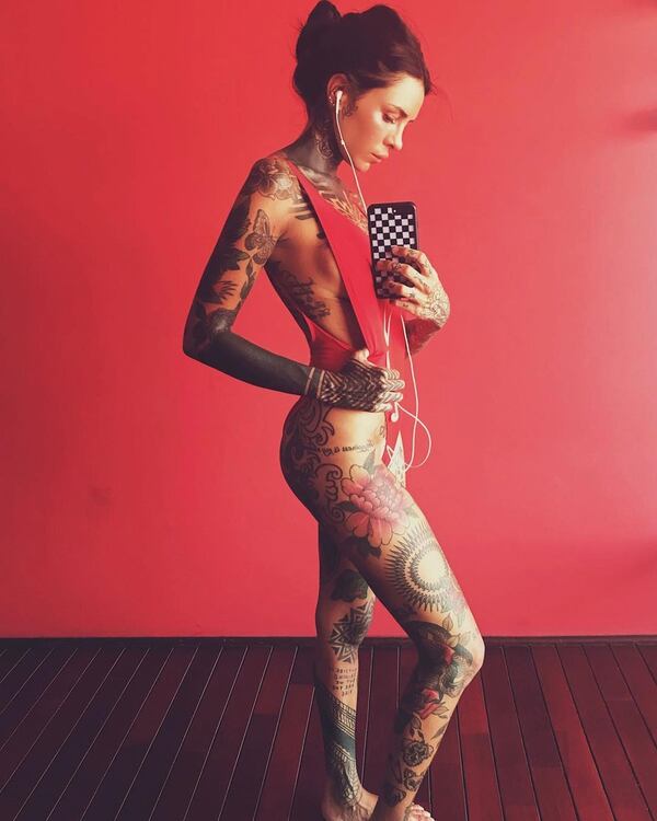 Actualmente luce su cuerpo repleto de tatuajes. (Foto: Instagram)