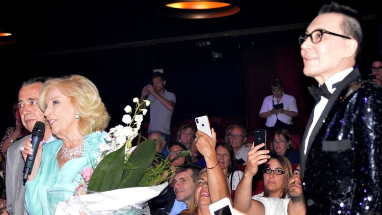 Micrófono en mano, Mirtha habla con Gasalla; a su lado, Marcelo Polino (Foto: Eduardo Aguada)