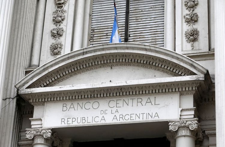 Foto de archivo. Fachada del edificio principal del Banco Central de Argentina en Buenos Aires. Oct 16, 2013. REUTERS/Enrique Marcarian