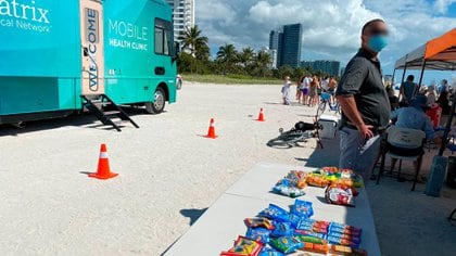 Ofrecen snacks para los vacunados