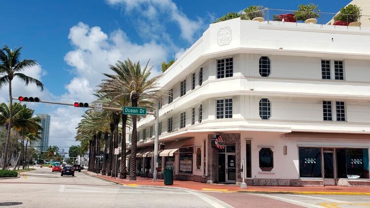 Aunque el gobernador DeSantis se resiste a una cuarentena generalizada, muchos municipios, como Miami Beach, solicitaron a sus residentes que se queden en sus casas.