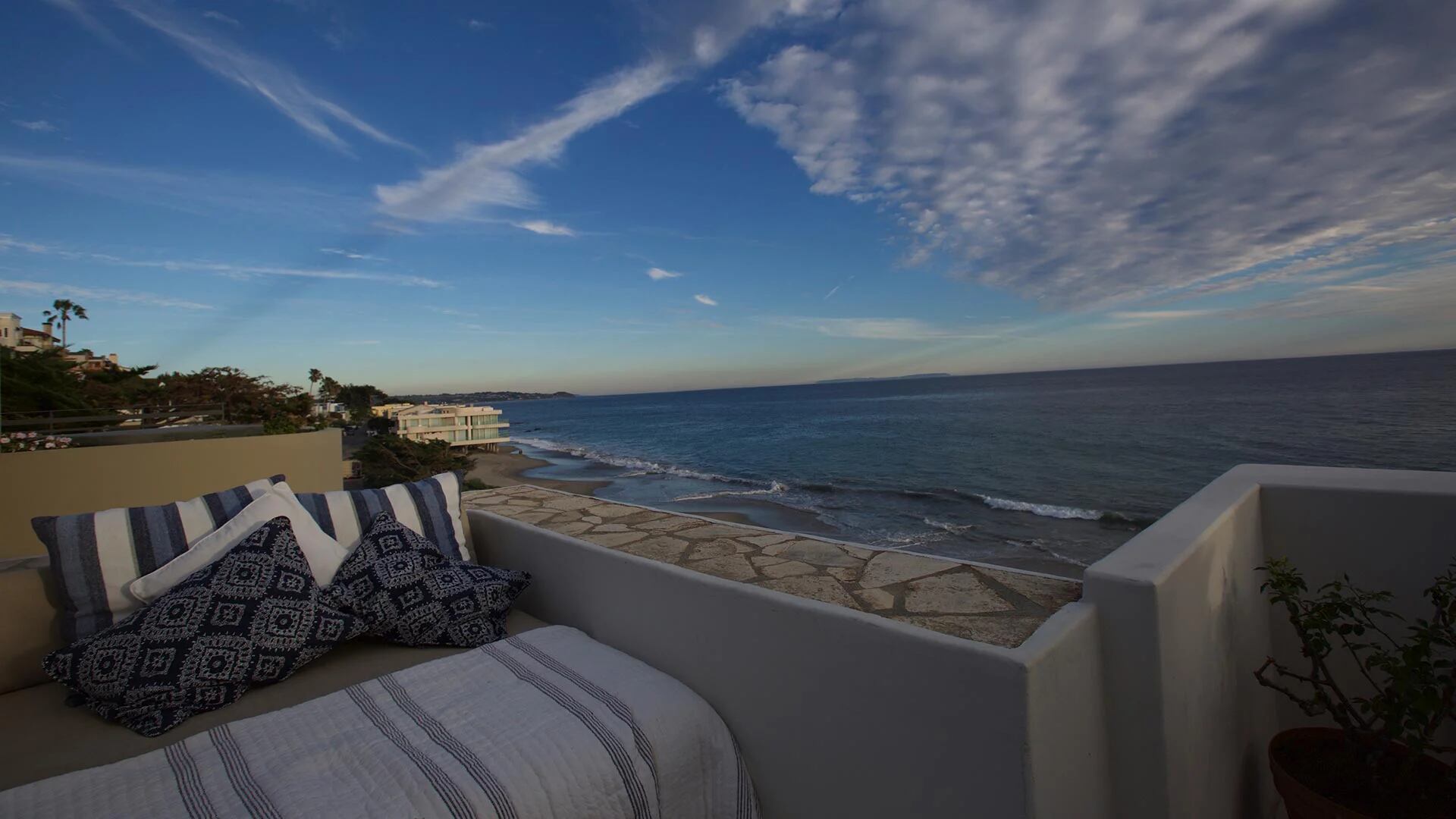 Uno de los balcones de la espectacular vivienda ubicada en Malibú, California