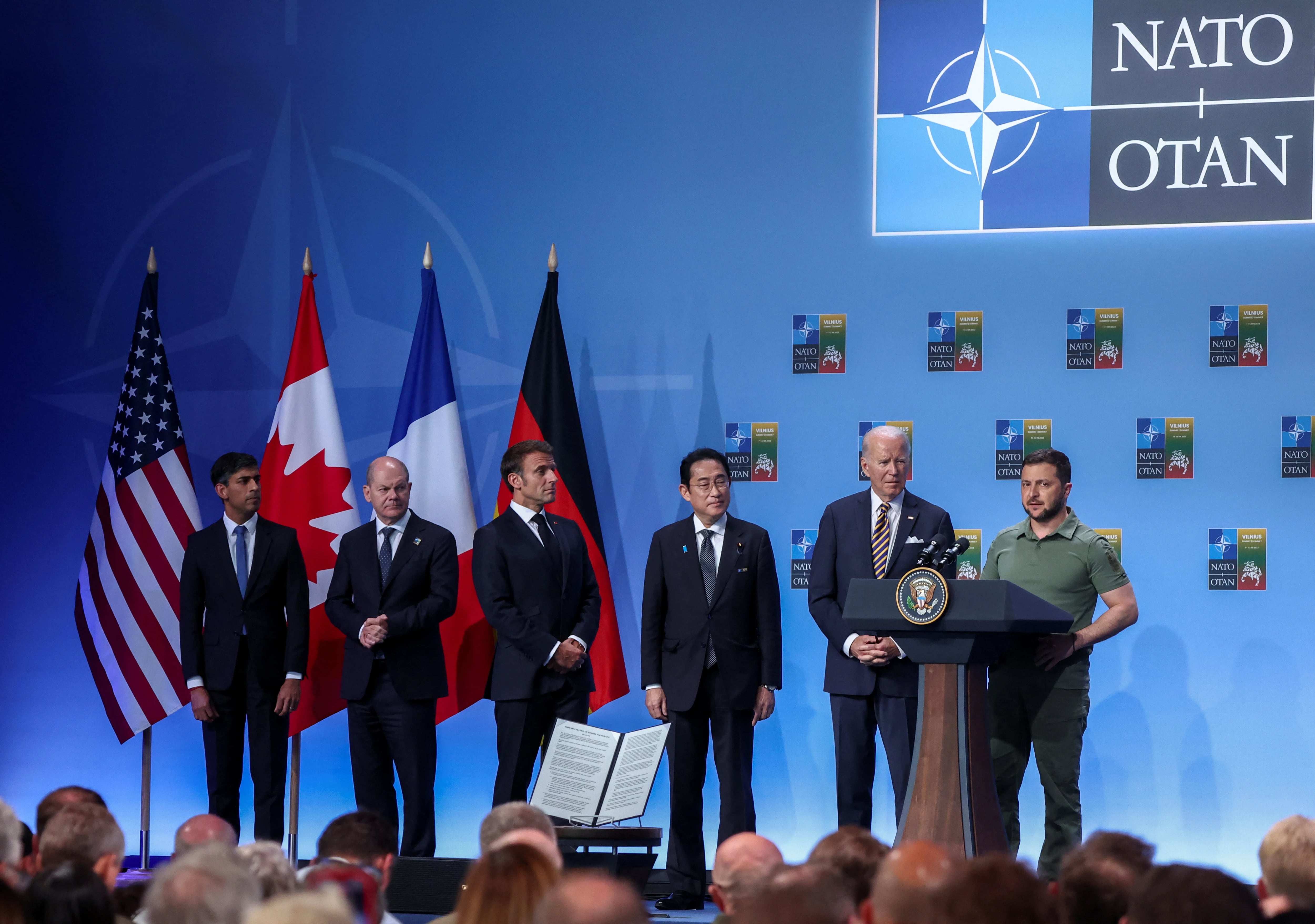El presidente de Ucrania, Volodimir Zelensky, junto a los líderes del G7 al finalizar la cumbre de la OTAN en Vilna (REUTERS/Kacper Pempel)