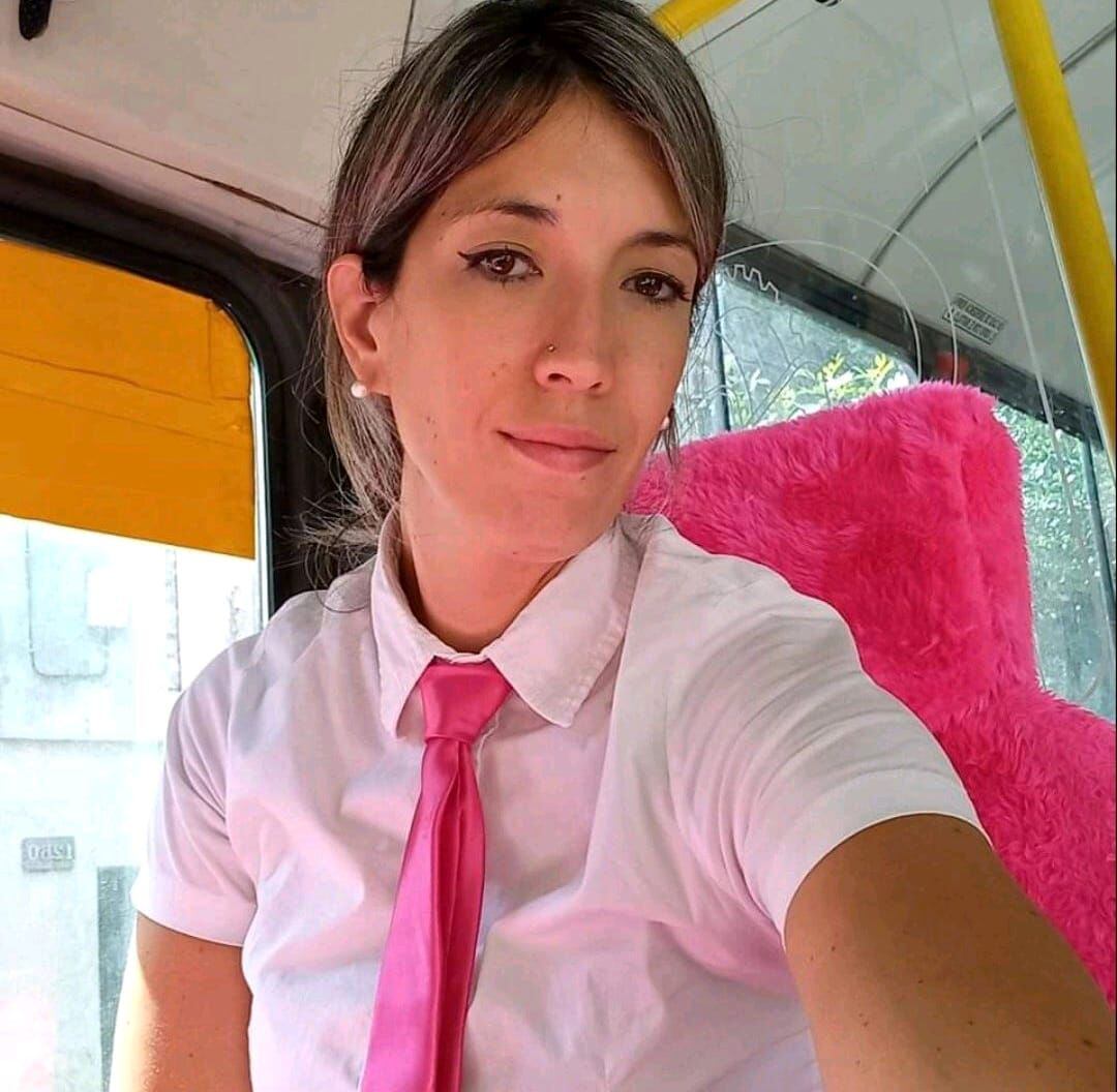 Dolo personaliza todas sus unidades y siempre les pone algún detalle de color rosa, como su corbata y camisa