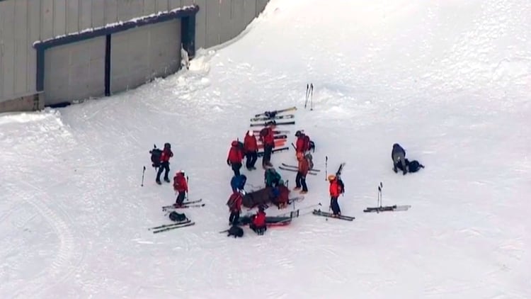 Los rescatistas, junto al joven alpinista (@ClackCoSheriff)